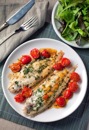 Dušená ryba se zeleninou je ideální pro jaterní dietu.