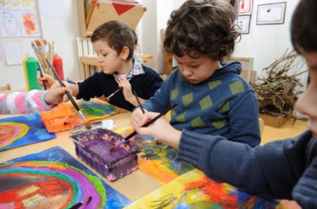 Autisté většinou navštěvují speciální třídy se správně specializovanými učiteli a asistenty. Autisté většinou navštěvují speciální třídy se správně specializovanými učiteli a asistenty.