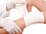 doctor-wrapping-knee