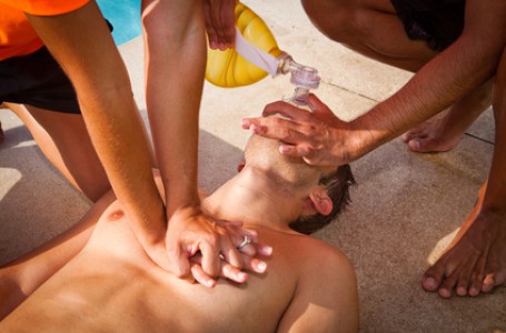 Při infarktu myokardu je třeba v případě srdeční zástavy okamžitě začít s kardiopulmonální resuscitací. Při infarktu myokardu je třeba v případě srdeční zástavy okamžitě začít s kardiopulmonální resuscitací.