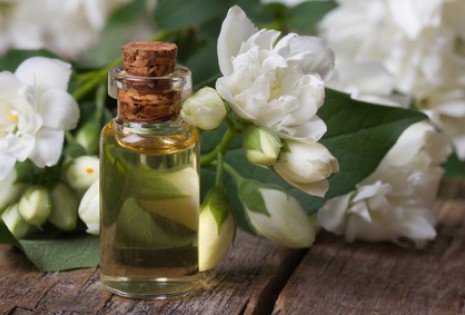 Při aromaterapii se vonné oleje kapou do aromalamp, ale používají se i do koupelí nebo při masážích. vonné oleje