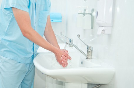 Léčba musí být provázena zvýšenou osobní hygienou i častou výměnou osobního a ložního prádla. Léčba musí být provázena zvýšenou osobní hygienou i častou výměnou osobního a ložního prádla.