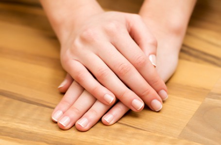 Raynaudův fenomén se projevuje změnou barvy prstů převážně u rukou Raynaudův fenomén se projevuje změnou barvy prstů převážně u rukou
