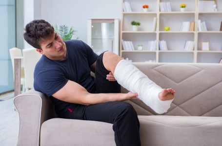 Zlomeninu je nutné pořádně zafixovat, ať už ortézou nebo sádrou Zlomeninu je nutné pořádně zafixovat, ať už ortézou nebo sádrou