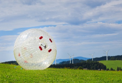 Máte pro strach uděláno? Tak si vlezte do uzavřené průhledné koule a vyzkoušejte, co obnáší zorbing! zorbing