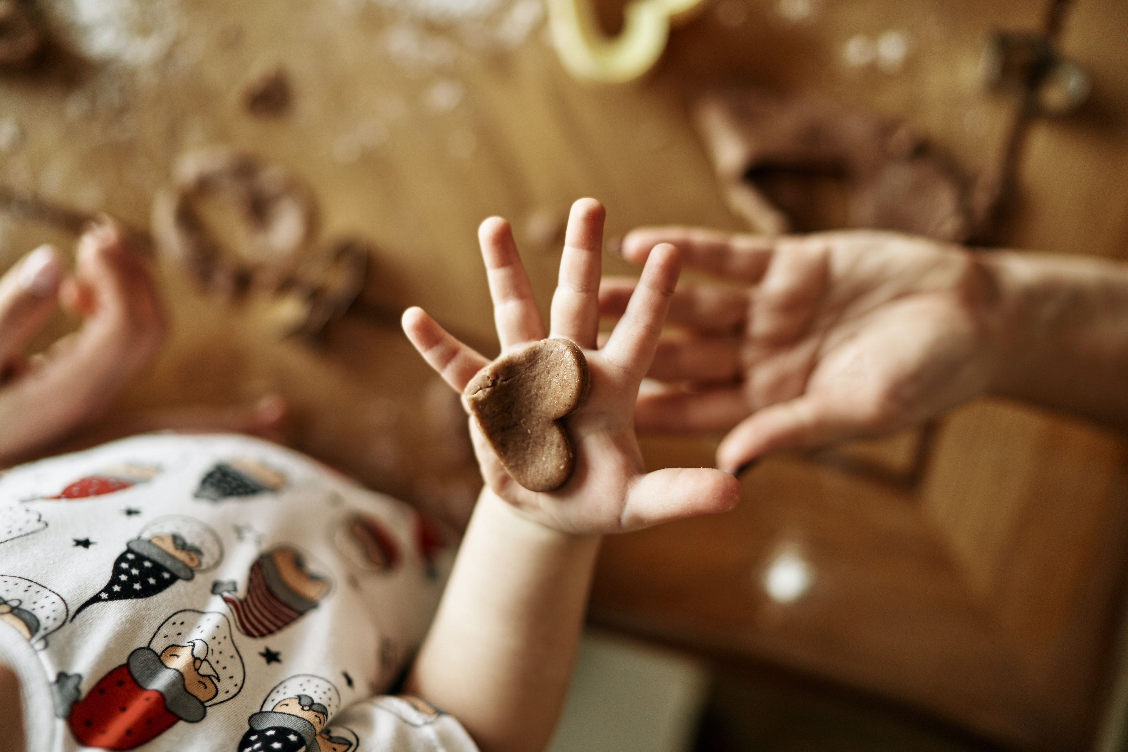 Kakaové DIA perníčky můžete tvořit i s dětmi.