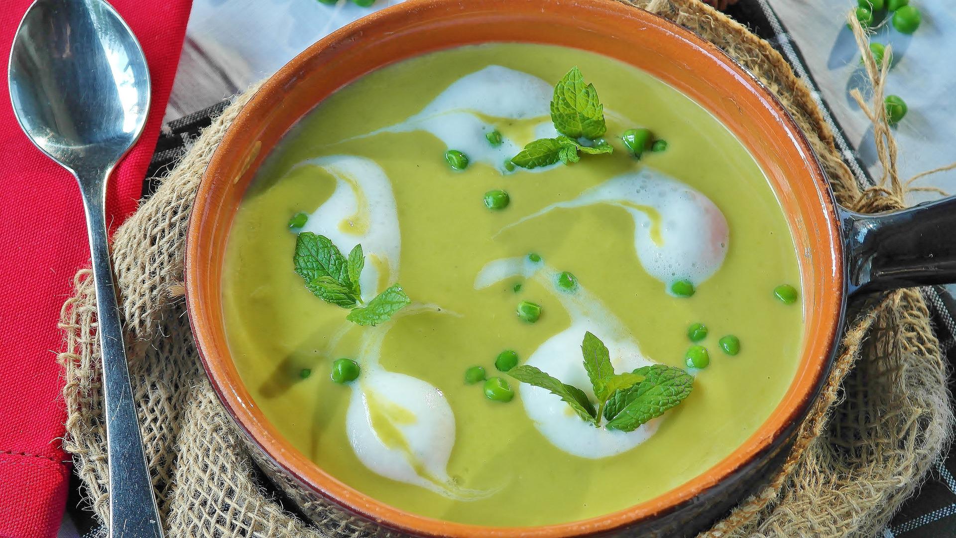 Jemná hrášková polévka svou osvěžující barvou přímo vybízí ke konzumaci v jarních měsících!