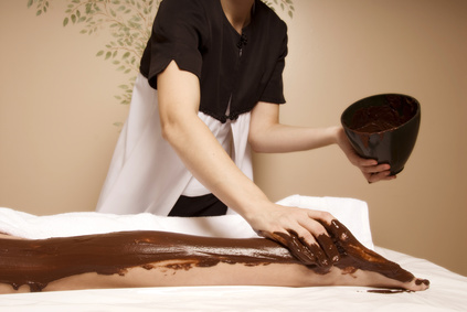 Čokoládová masáž je péče, kterou si čas od času zaslouží každý. Cena čokoládové masáže se odvíjí od zkušeností maséra, typu čokolády i lokality wellness centra.