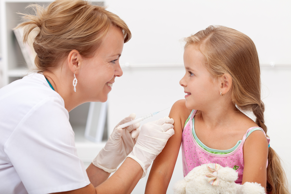 Povinné očkování dětí pomáhá chránit proti zákeřným nemocem. Názory na očkování dětí se ale často liší