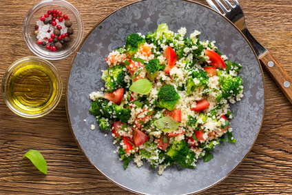 Kuskusový salát s brokolicí a rajčaty
