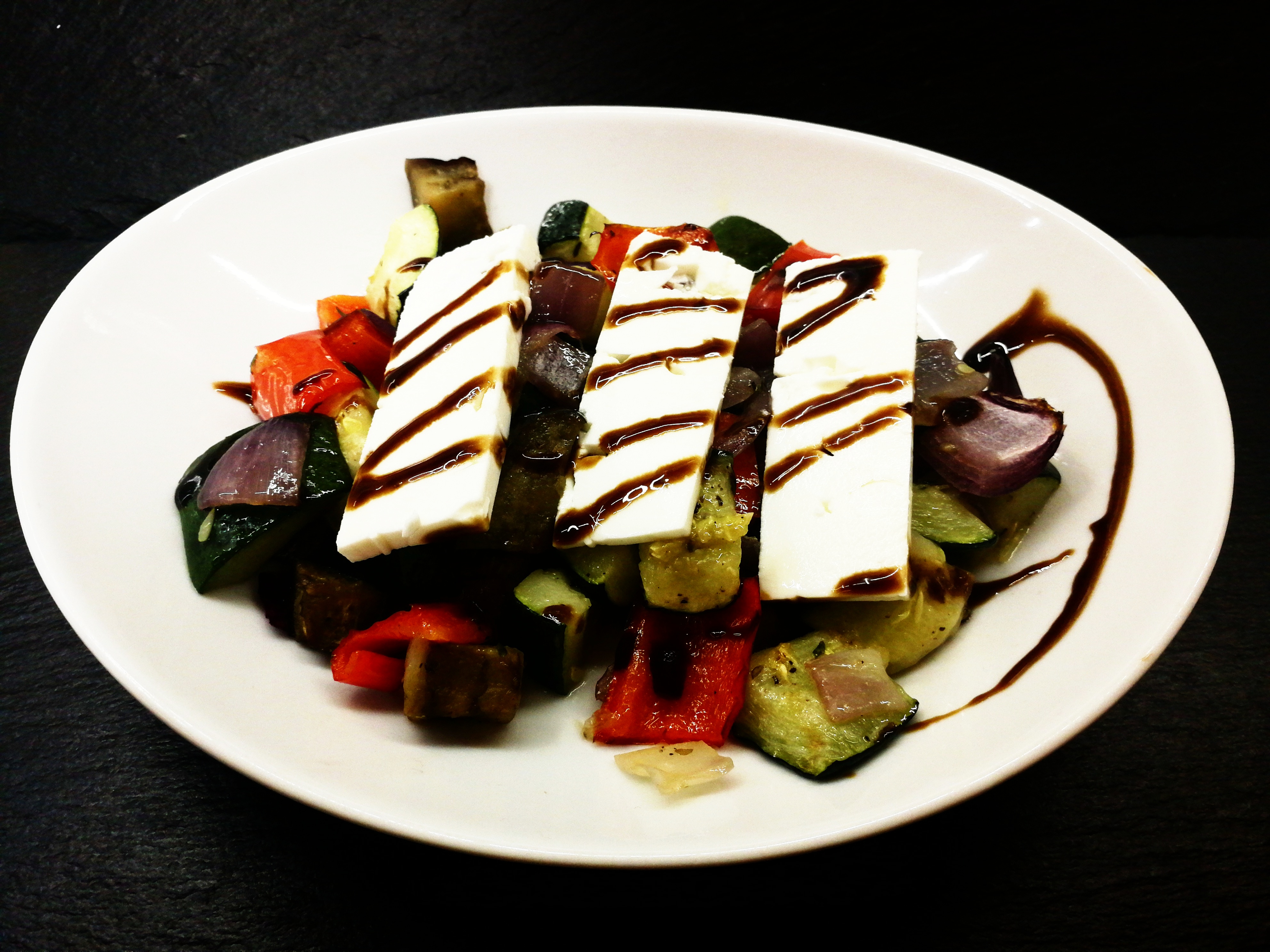 salat-z-grilovane-zeleniny-s-kozim-syrem.jpg