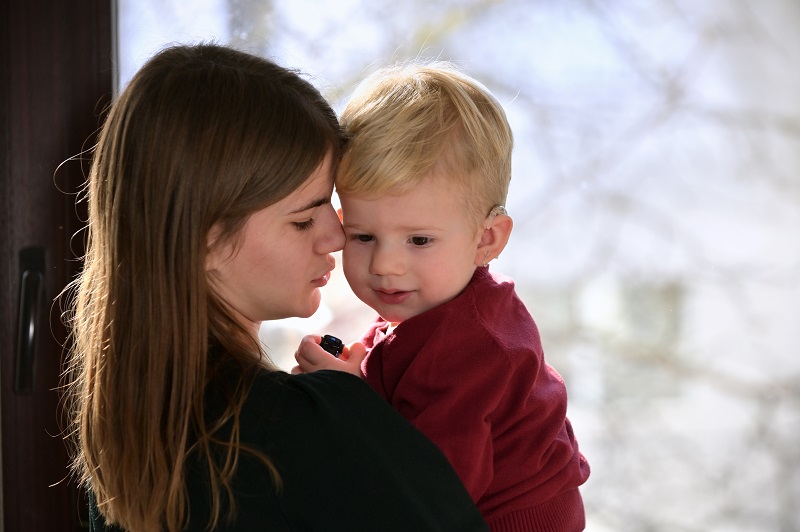 Rodičovská láska a podpora je při výchově neslyšícího dítěte nejdůležitější.