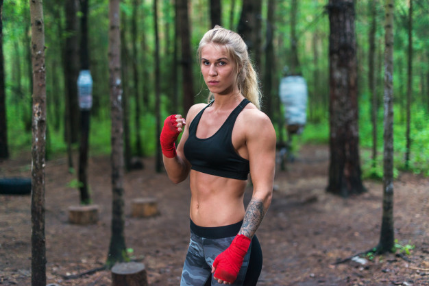 MMA provozují i ženy, na které jsou kladené stejné nároky jako na muže. 