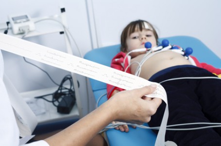 EKG je jedním z vyšetření, které obvykle lékaři při synkopě volí. EKG je jedním z vyšetření, které obvykle lékaři při synkopě volí.