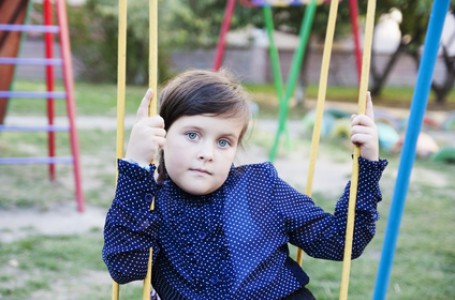 Děti s Aspergerovým syndromem mají podobně jako děti s poruchami autistického spektra obecně problém navazovat vztahy s vrstevníky. Neznamená to však, že by nebyli inteligentní. Děti s Aspergerovým syndromem mají podobně jako děti s poruchami autistického spektra obecně problém navazovat vztahy s vrstevníky. Neznamená to však, že by nebyli inteligentní.