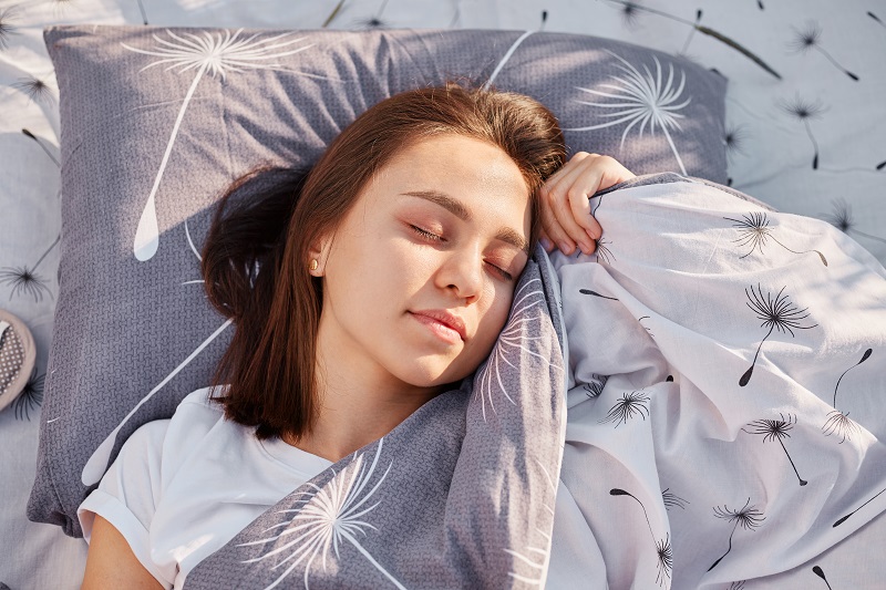 I při letním nachlazení pomáhá k regeneraci dostatek spánku - pokud je to možné, zdřímněte si klidně i během dne.