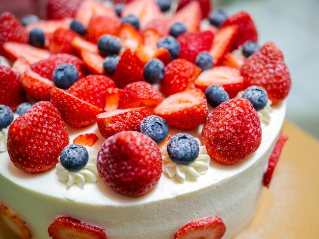 Narozeninový dort můžete dozdobit jakýmkoliv ovocem, nejen jahodami a borůvkami.