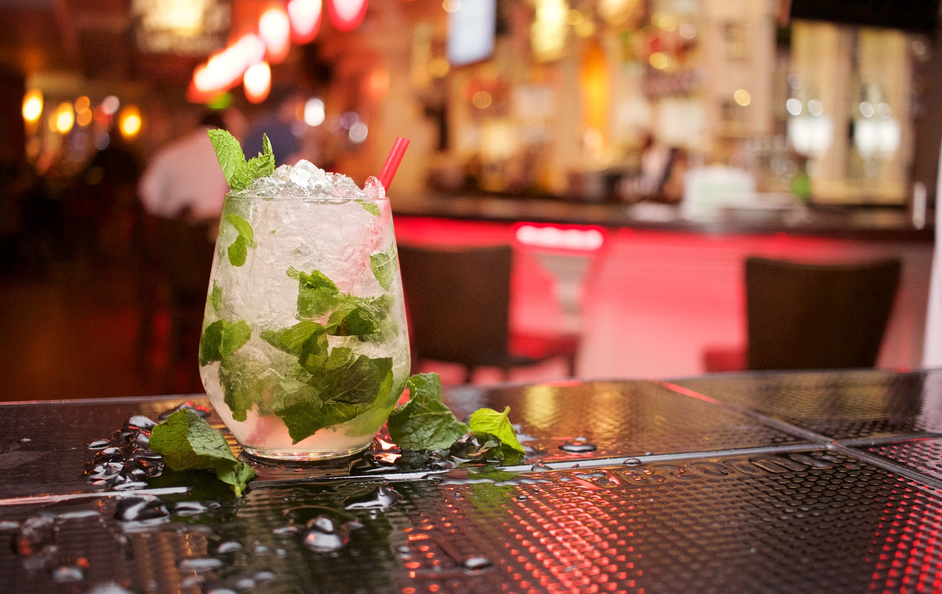 Mezi velmi oblíbené letní koktejly patří mojito. Dopřejete si alkoholickou nebo nealkoholickou verzi?