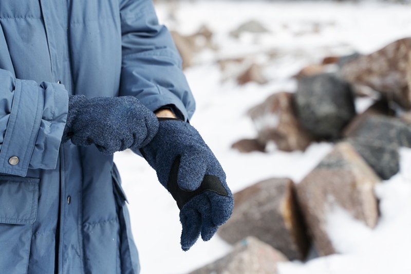 Než vyjdete v mrazivých dnech ven, nasaďte si rukavice. Pokud je zapomenete, dejte ruce do kapes či do podpaží. 
