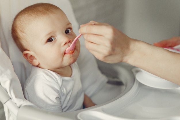 Alergie na mléko se nejčastěji objevuje u dětí v kojeneckém věku. 