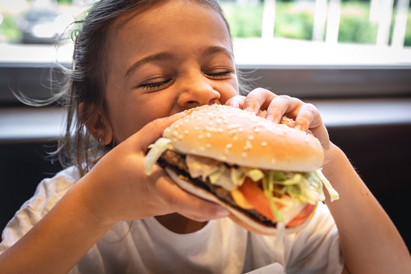 Když přijde chuť na burger, dejte vale fast foodu a připravte si ten domácí! Pro děti je daleko zdravější!