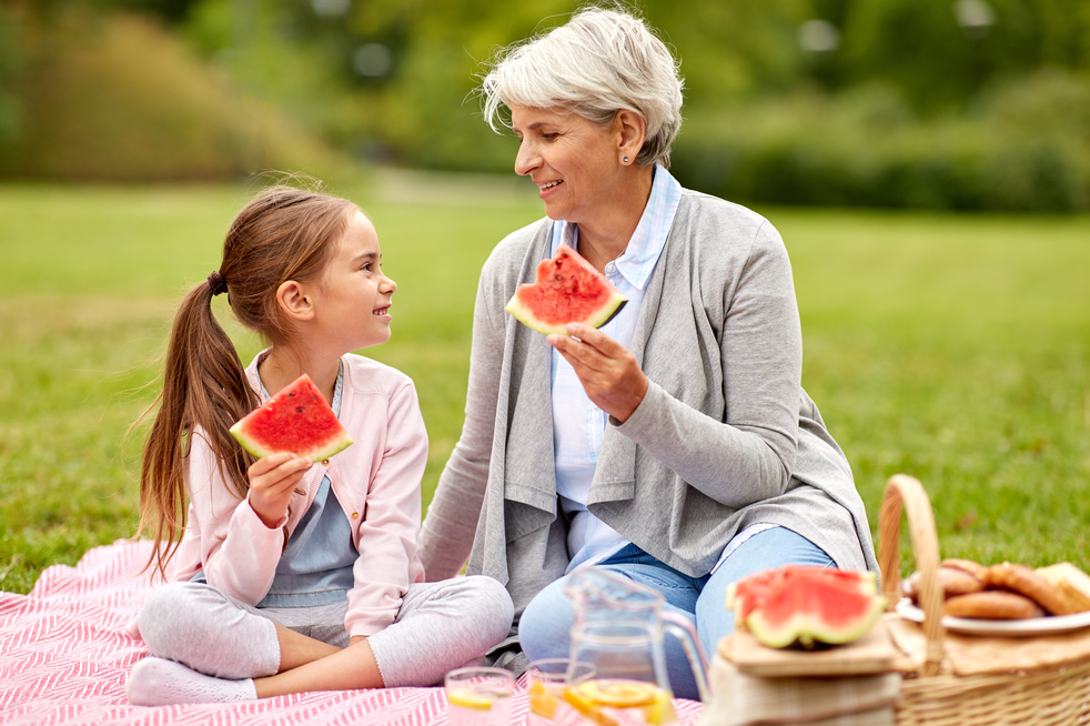 Na dravou výživu u dětí by měli myslet i prarodiče a někupovat dětem mnoho sladkostí.
