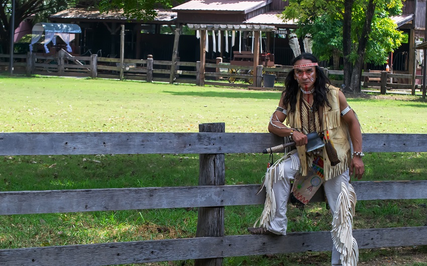 I v dnešní době můžete zahlédnout na americkém území potomky původních indiánů. Jejich oblečení je už však z moderních materiálů.