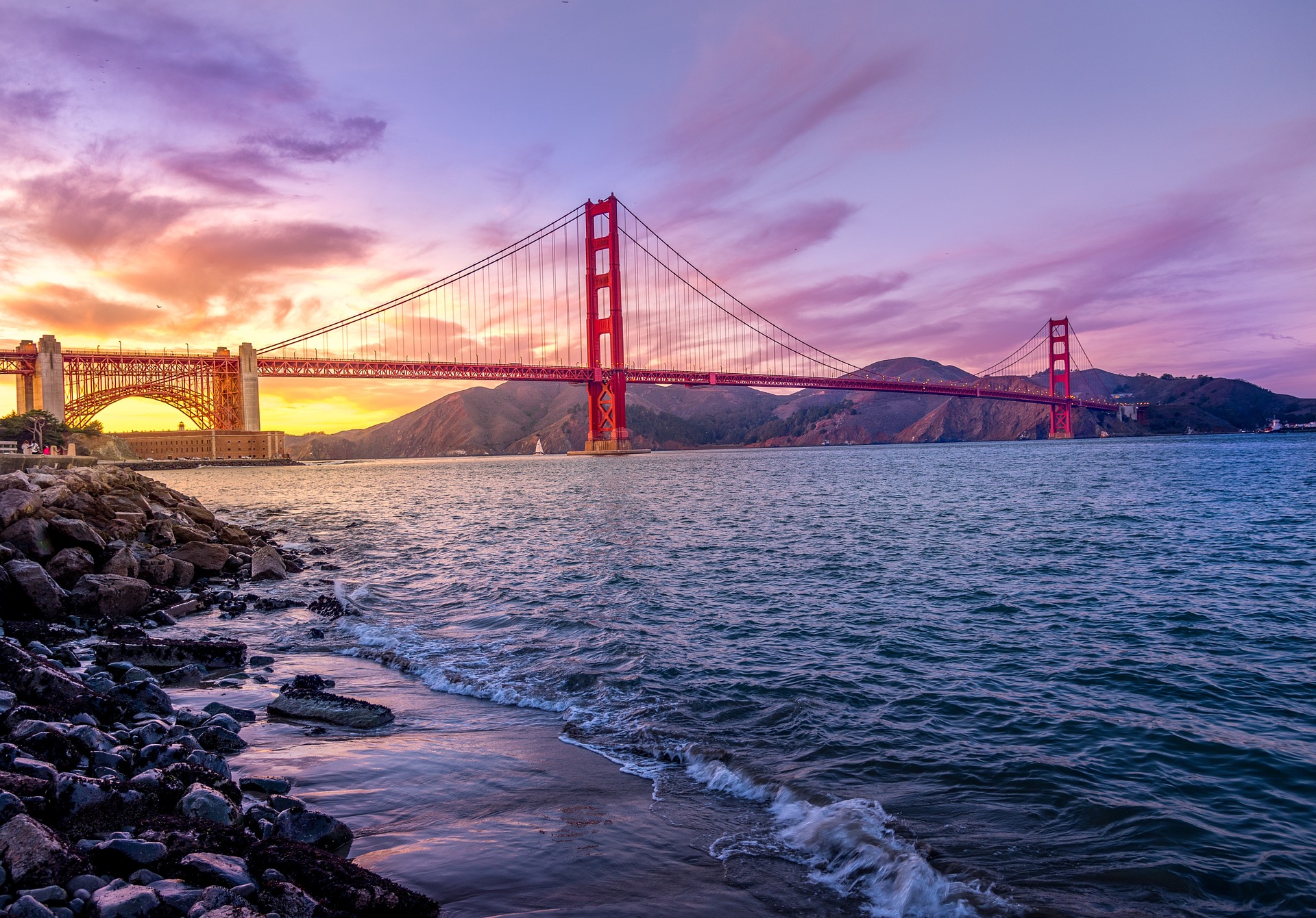 San Francisco je známé i díky úžasnému mostu Golden Gate.