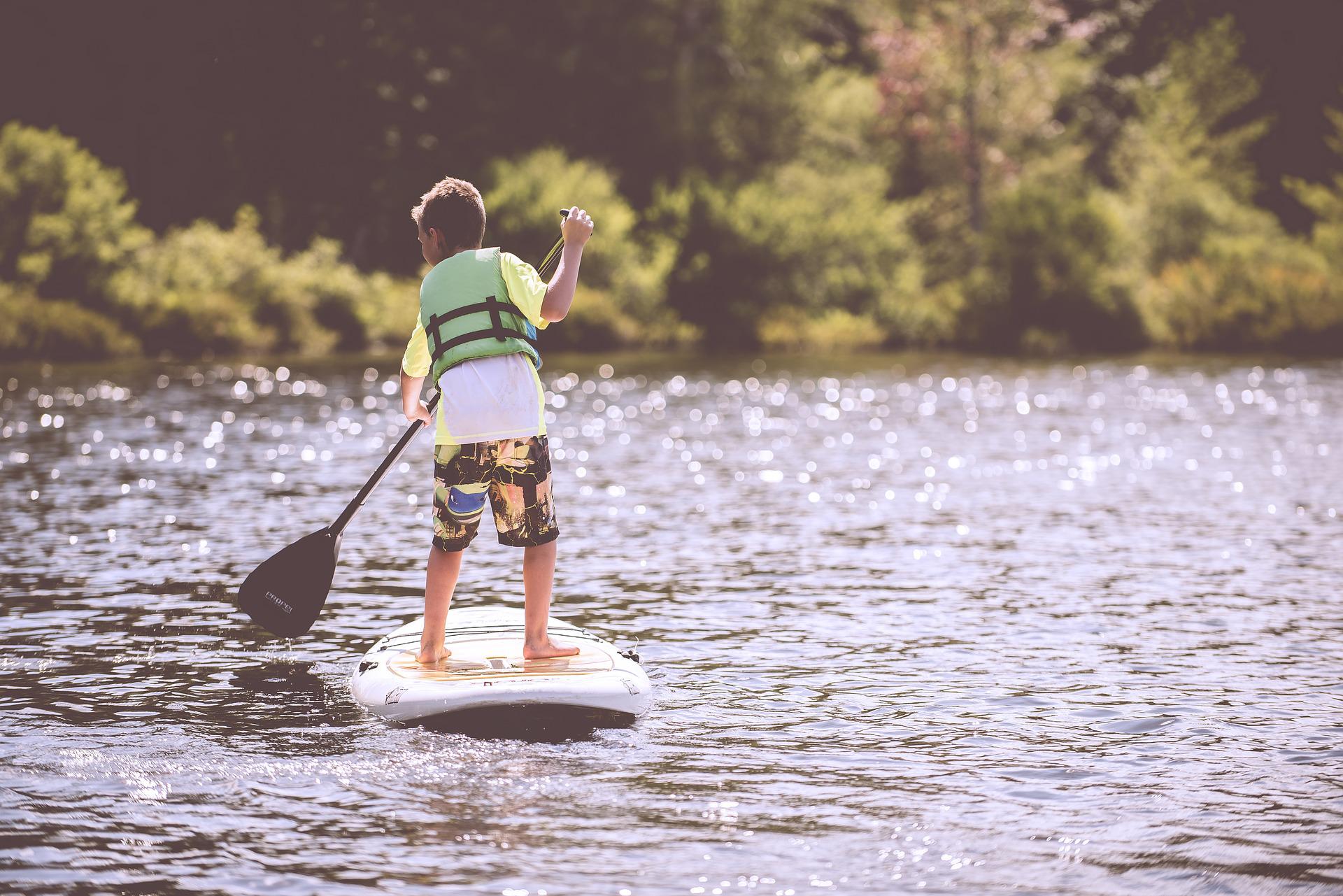 Paddleboarding zvládnou i děti/plavci. Větší bezpečí jim pak zajistí plovací vesta.