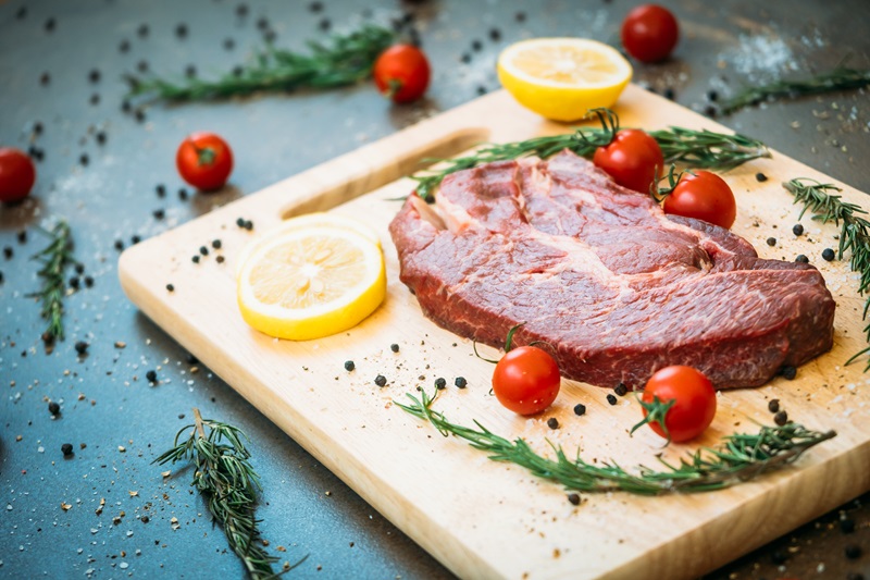 Než se pustíte do grilování hovězího steaku, měli byste jej nechat několik minut v pokojové teplotě. 