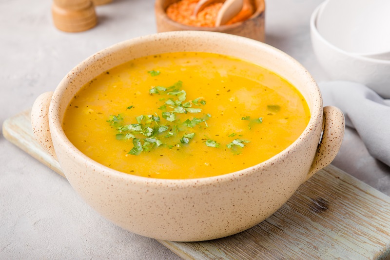 Shorba je polévka z červené čočky, která skvěle zahřeje v chladném období. 