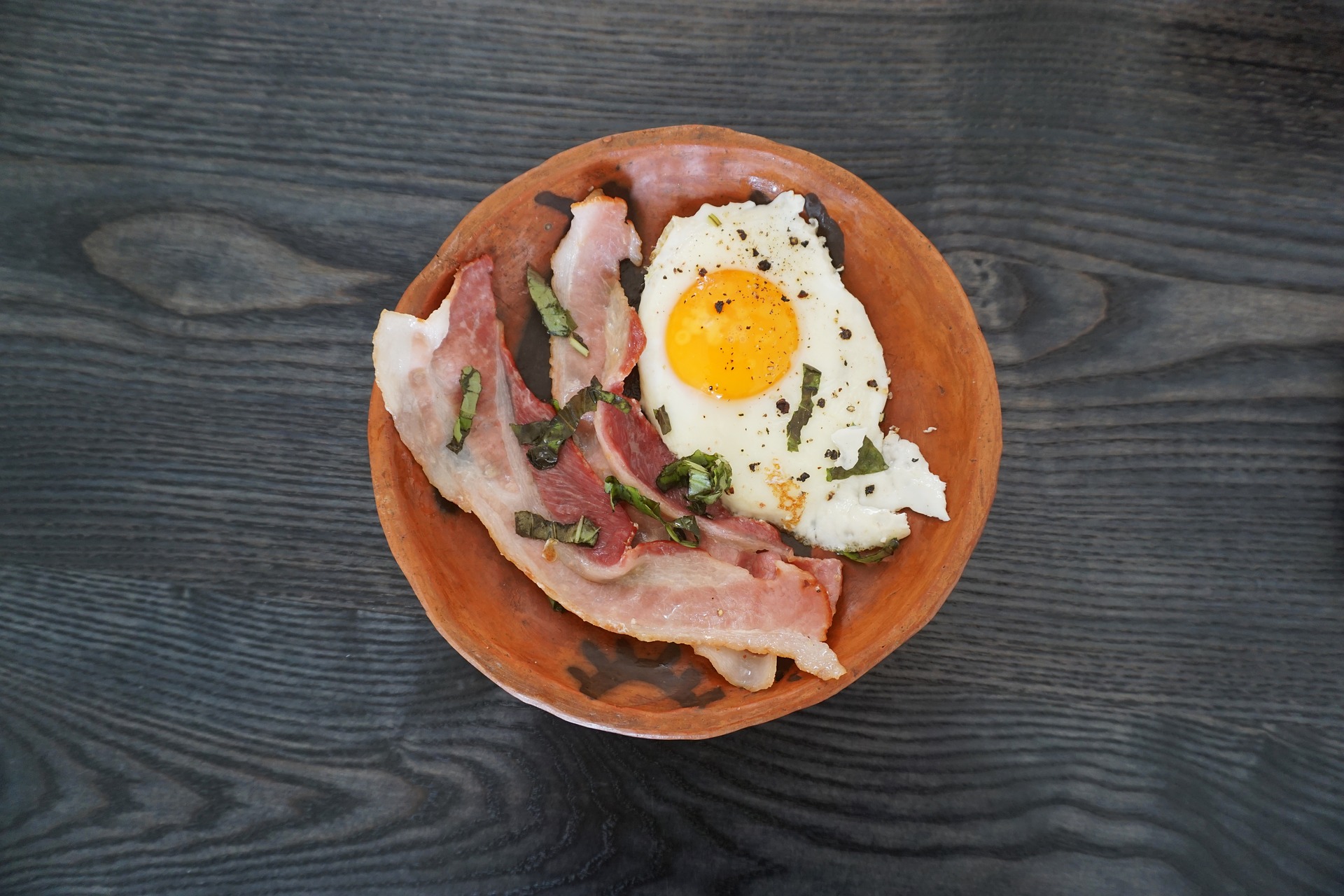 Domácí slanina se hodí zejména k přípravě snídaně spolu s volským okem.