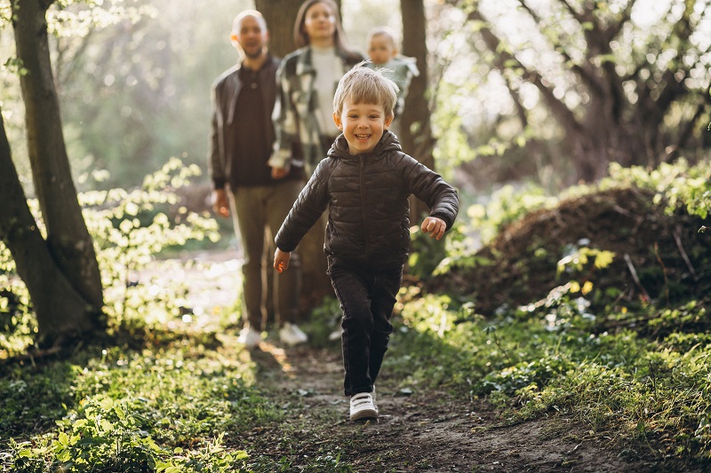 Společná procházka jarní přírodou utuží zdraví i rodinné vztahy.