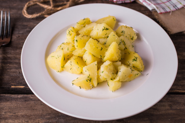 Rané brambory jsou chutné i vařené s čerstvým koprem a máslem. Vytvoříte tak dokonalou přílohu.