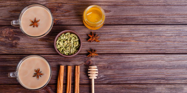 Zelený kardamom je také součástí indického čaje. 