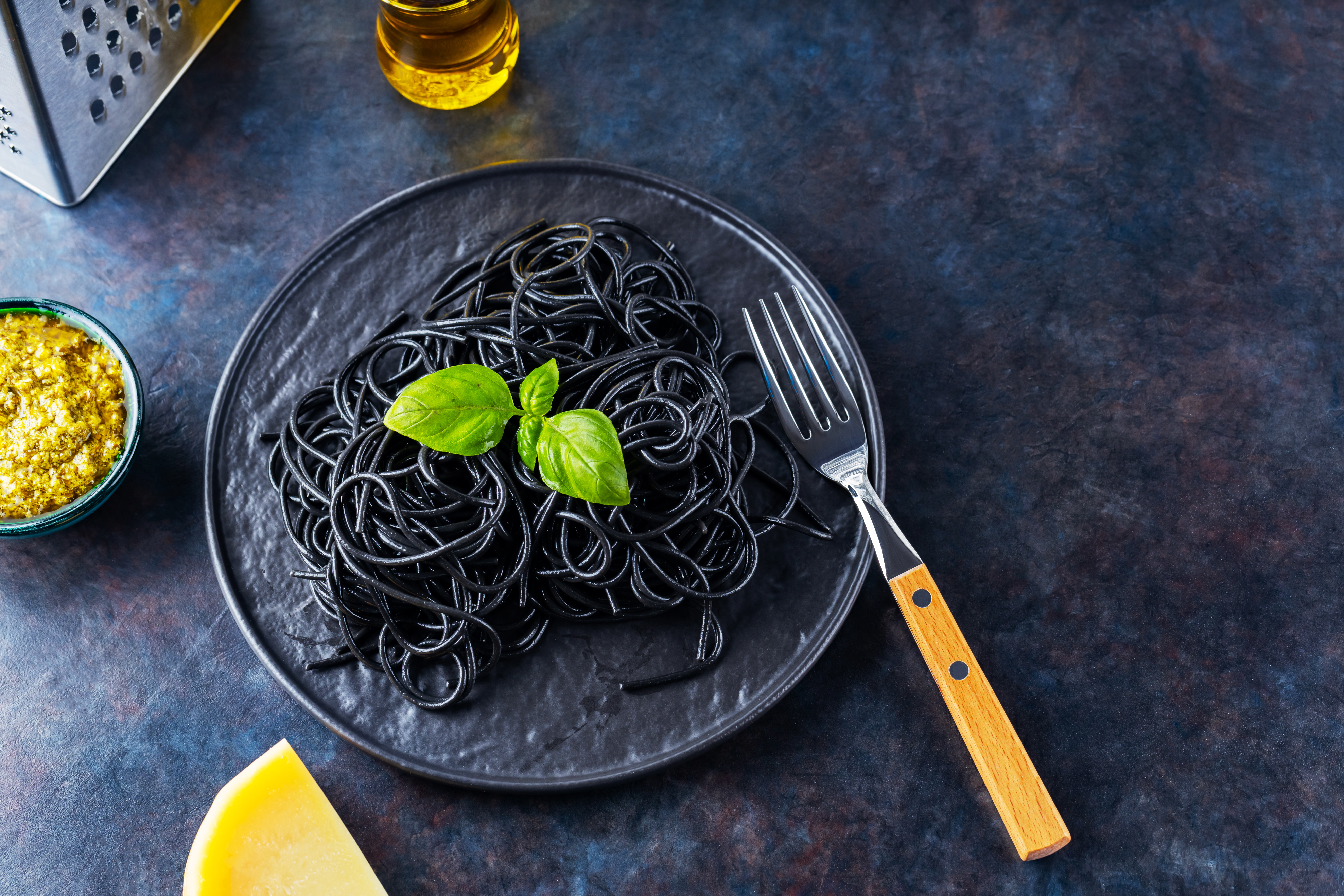 Sépiové špagety vám zachutnají třeba v kombinaci s mušlemi a krevetami. 