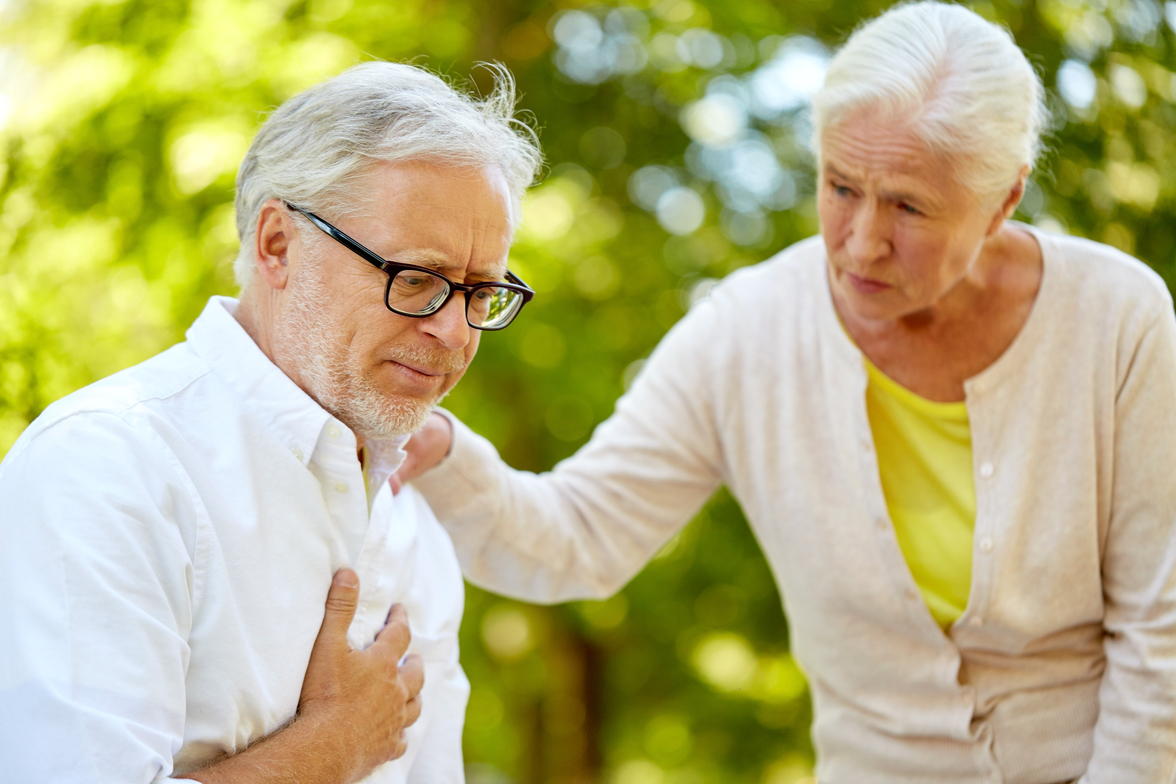 Mezi příznaky srdeční arytmie patří například tlak na hrudi. 