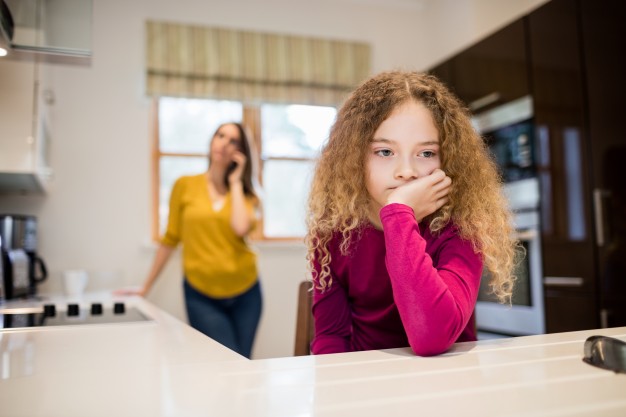 Na úmrtí v rodině mohou děti reagovat mlčenlivostí.