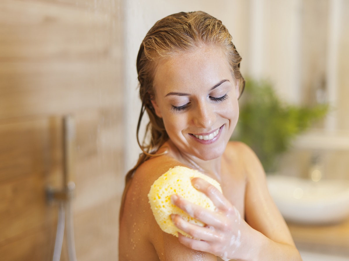 Na sprchování používejte raději měkčí houbu