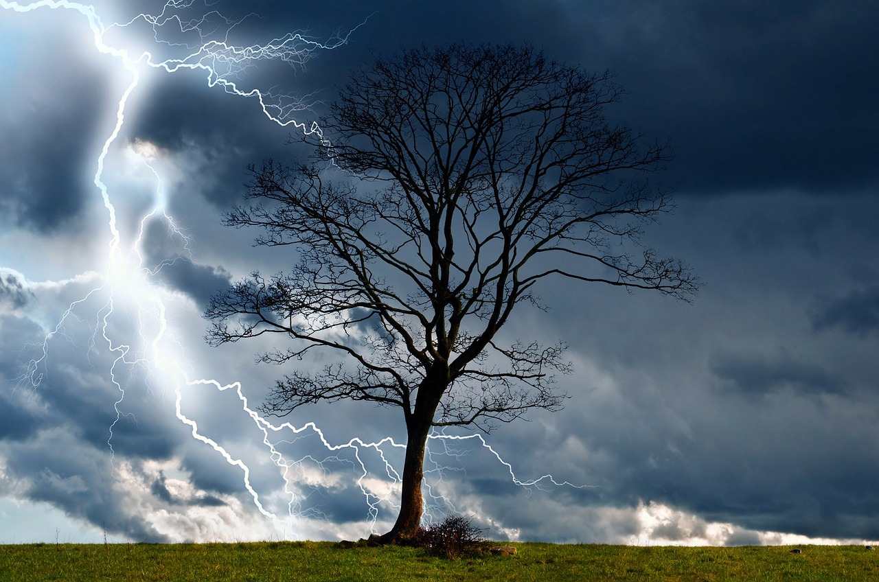 Blízký příchod bouře mohou signalizovat u meteosenzitivních lidí migrény...