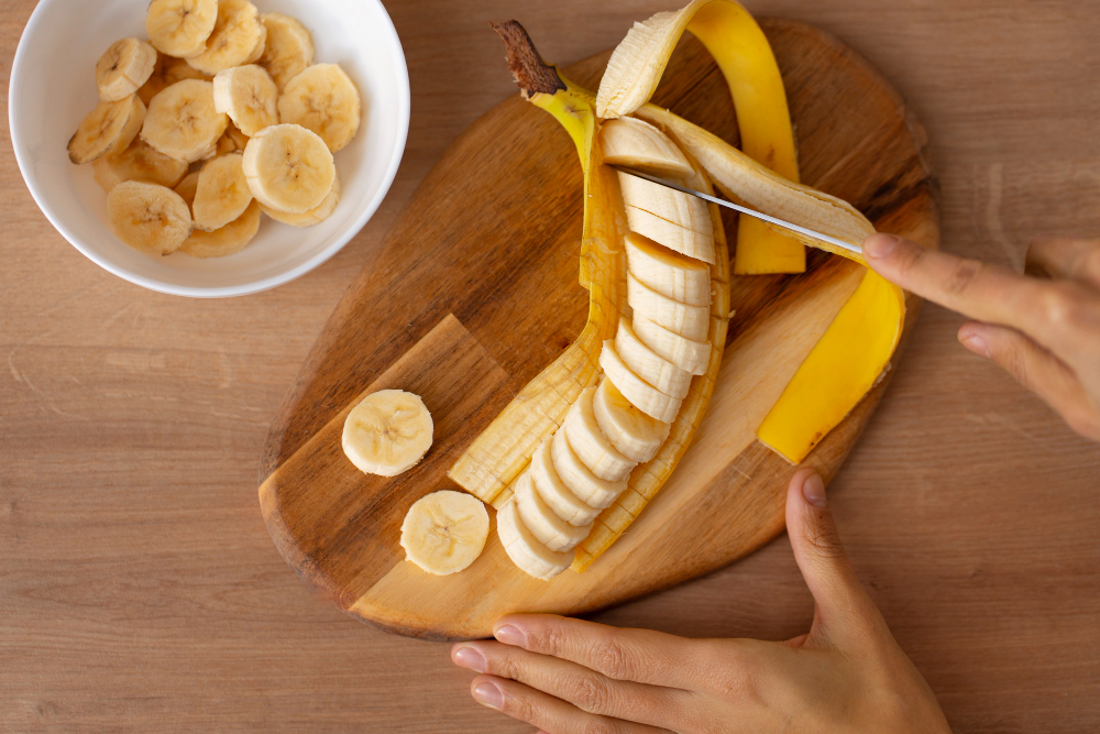 Při ranní nevolnosti může pomoci banán snědený nalačno