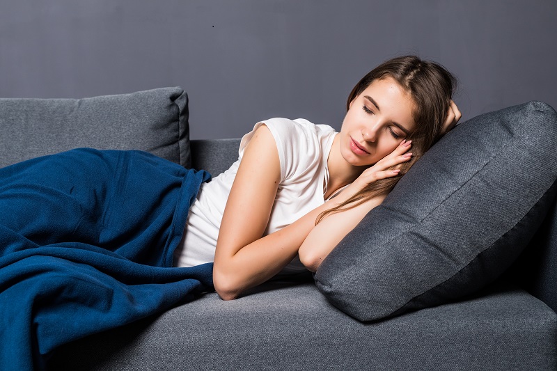 S chronickou únavou se pojí i časté pospávání bez následného odpočinku. 