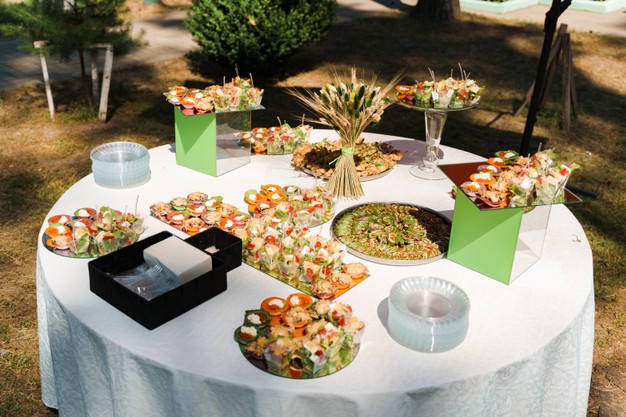 Finger food se hodí nejen na narozeninovou oslavu, ale také na svatební hostinu. 