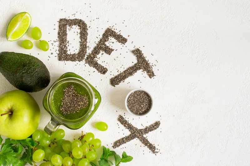 Detox organismu můžete podpořit i zdravými svačinami do práce - pozornost zaměřte na avokádo, chia semínka, jablko, červenou řepu a další chutné suroviny.