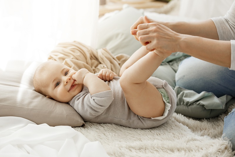 Cucání palce je u batolat a kojenců zcela běžné a nijak nenormální. Pokud však přetrvává i do předškolního věku, je to problém.