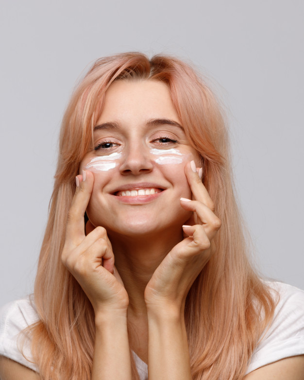 Suchá pokožka okolo očí záhy zmizí, pokud začnete používat vhodné hydratační krémy.