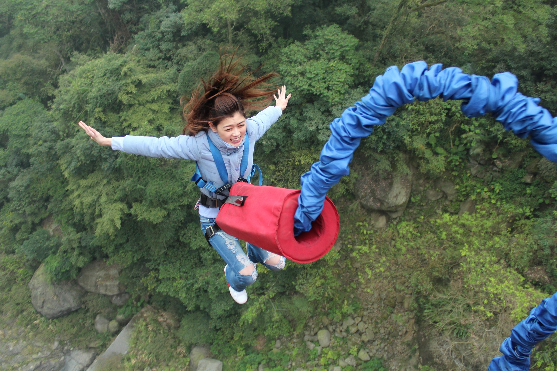 Měli byste odvahu skočit si bungee jumping? Nebo vám v tom brání silný pud sebezáchovy?