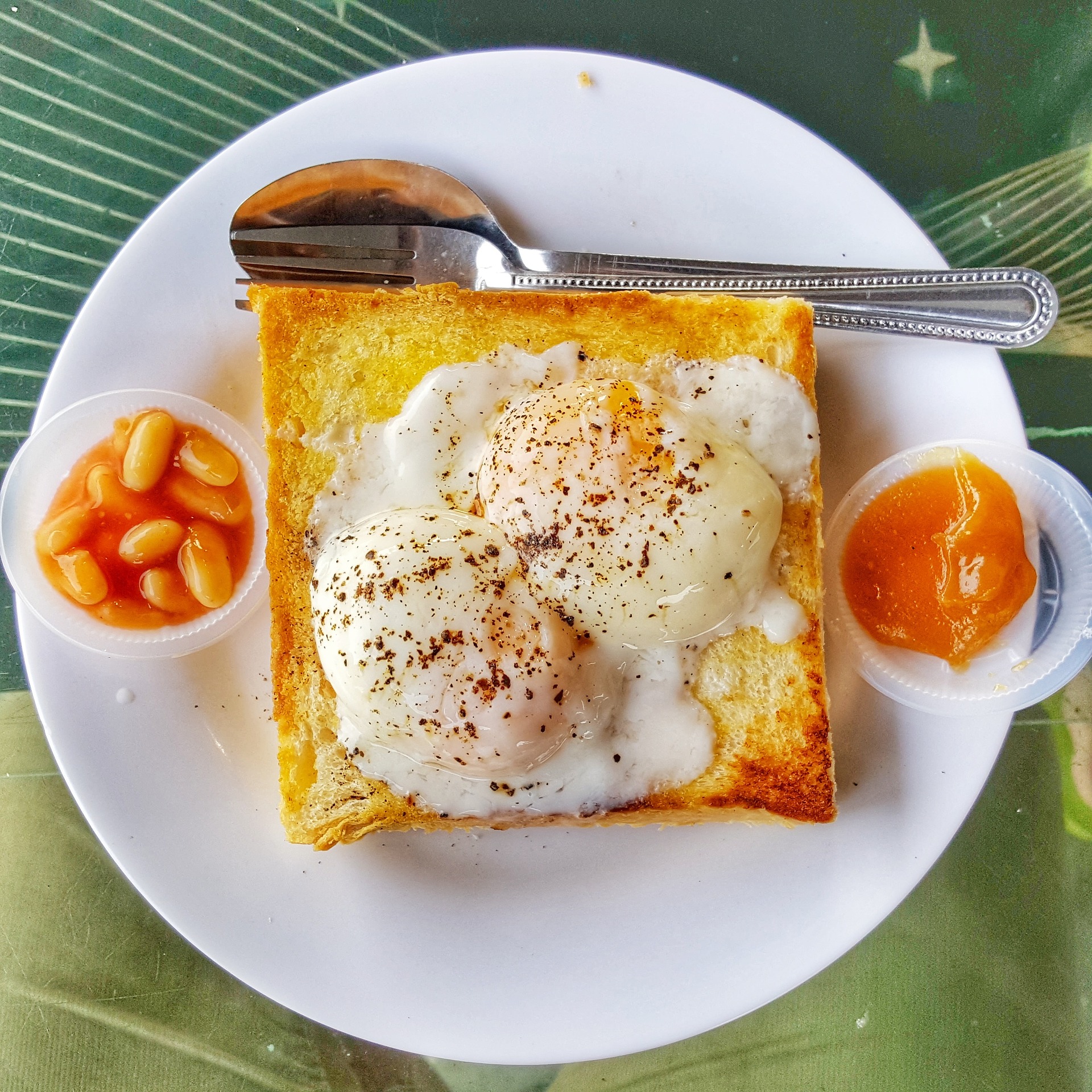 Teplá snídaně je skvělá s vejci.