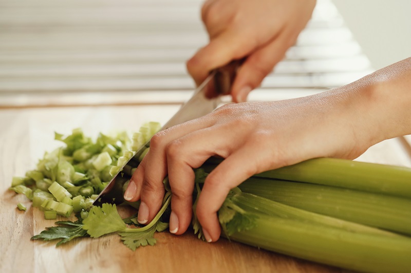 Řapíkatý celer má všestranné upotřebení v kuchyni. Výtečně například ovoní polévku. 