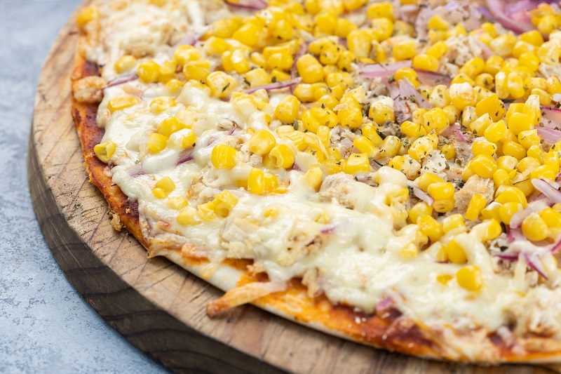 Pizza se sýrem a kukuřicí je oblíbenou stálicí - dá se kombinovat nejen s mořskými plody, ale i s uzeninami či kuřecím masem a zeleninou.